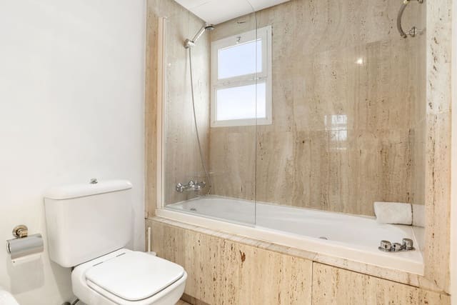 3 makuuhuone Omakotitalo myytävänä paikassa Golden Mile, Marbella - 1 150 000 € (Ref: 9796316)