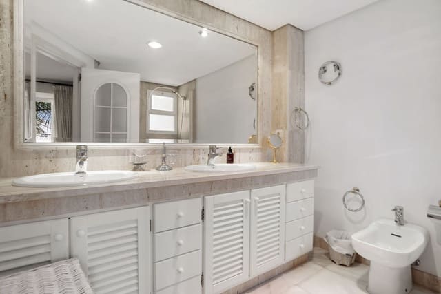 3 makuuhuone Omakotitalo myytävänä paikassa Golden Mile, Marbella - 1 150 000 € (Ref: 9796316)