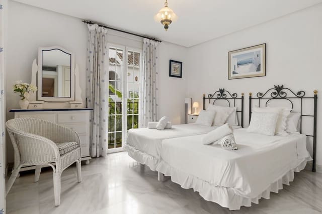 3 makuuhuone Omakotitalo myytävänä paikassa Golden Mile, Marbella - 1 150 000 € (Ref: 9796316)