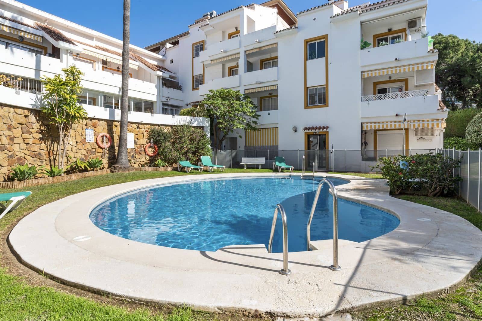 Apartamento de 2 habitaciones en Nueva Andalucia en venta - 350.000 € (Ref: 9796336)