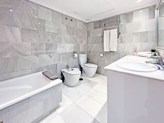 2 soverom Leilighet til salgs i Puerto Banus, Marbella - € 1 190 000 (Ref: 9796348)