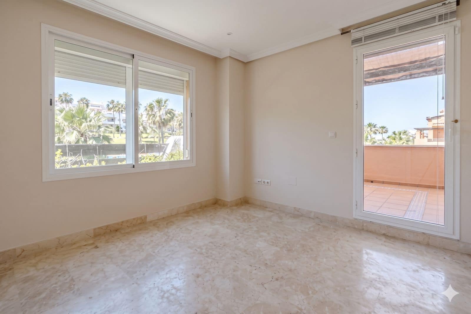 Pareado de 3 habitaciones en Nueva Andalucia en venta - 550.000 € (Ref: 9796383)