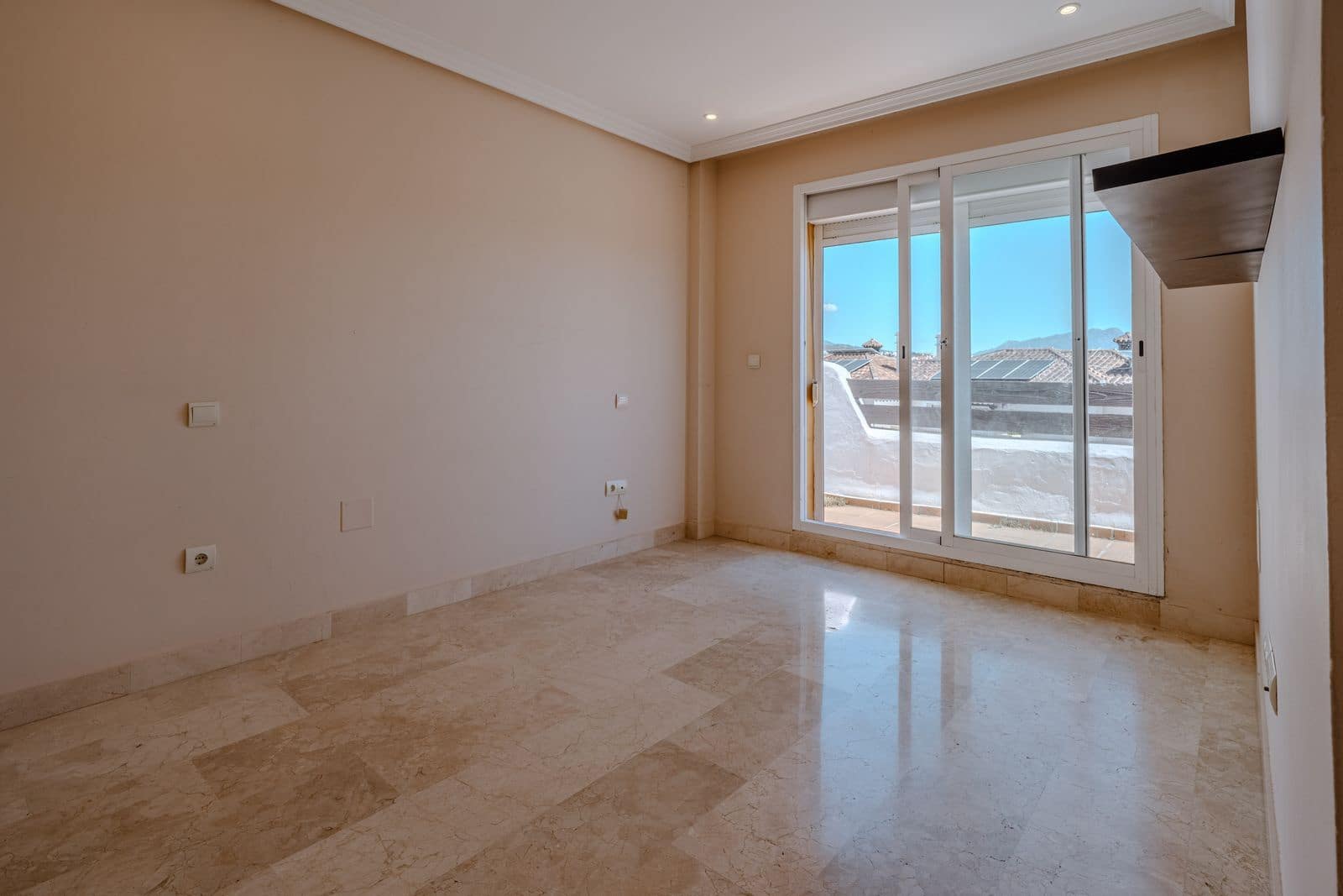 Pareado de 3 habitaciones en Nueva Andalucia en venta - 550.000 € (Ref: 9796383)