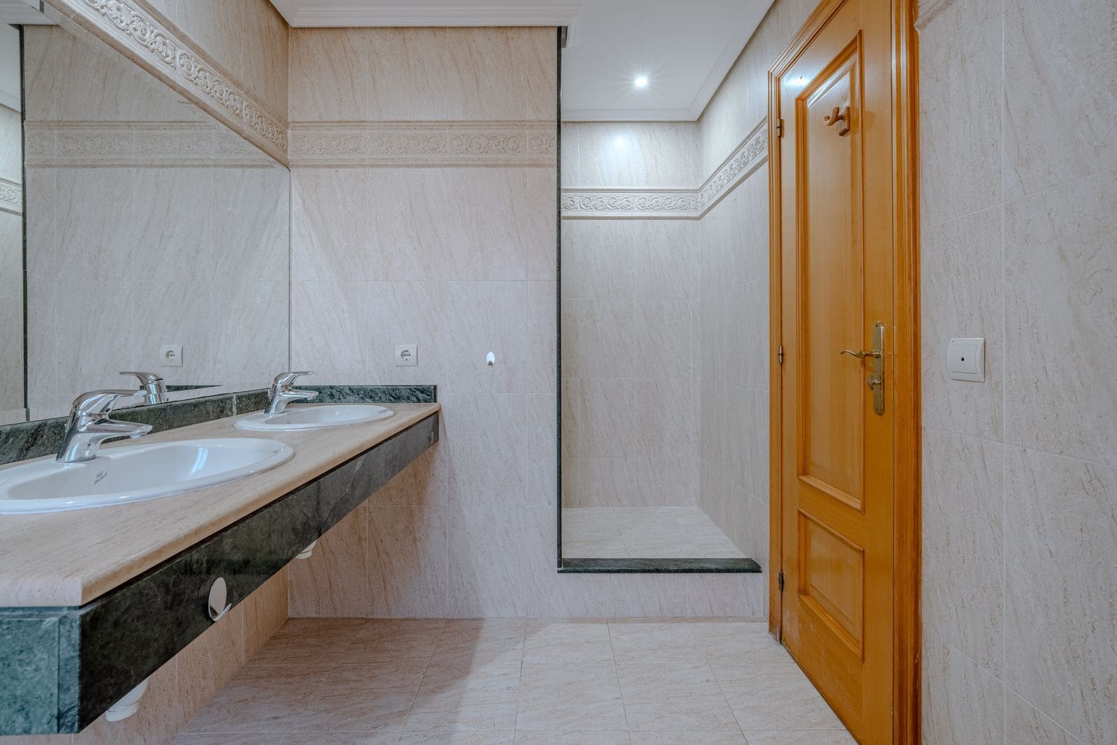 Pareado de 3 habitaciones en Nueva Andalucia en venta - 550.000 € (Ref: 9796383)