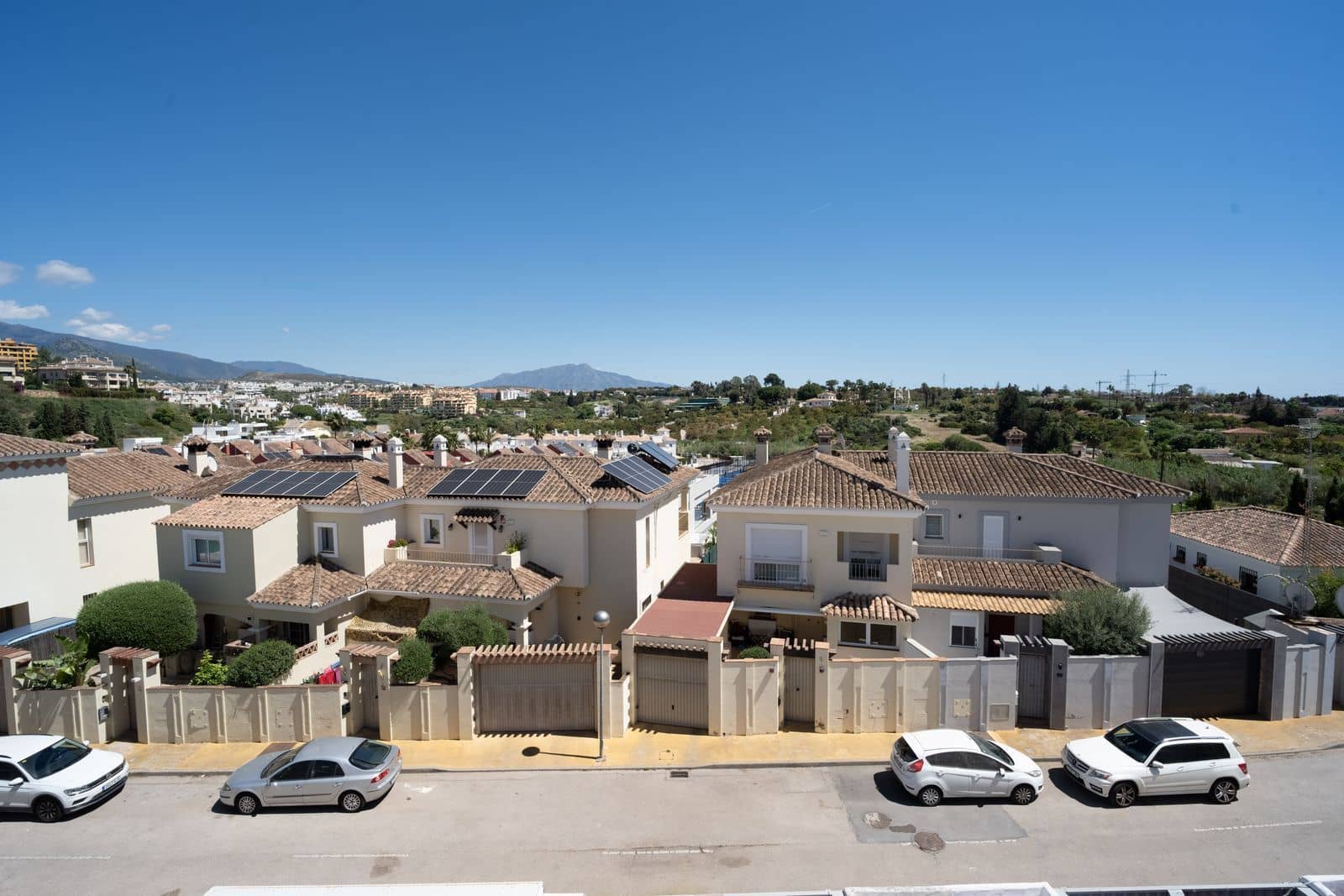Pareado de 3 habitaciones en Nueva Andalucia en venta - 550.000 € (Ref: 9796383)