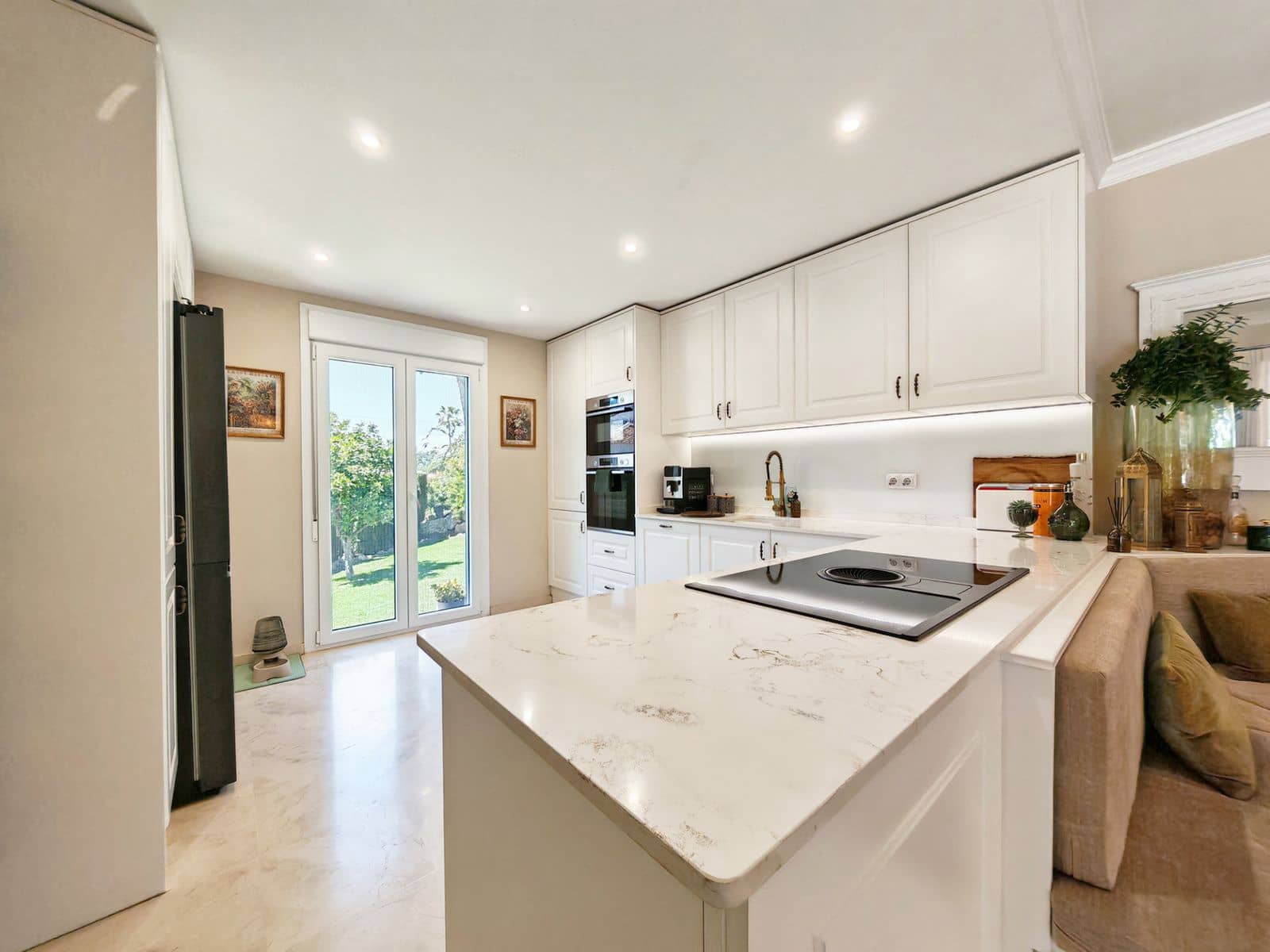 4 bedroom Villa for sale in Calahonda - € 1,150,000 (Ref: 9796407)