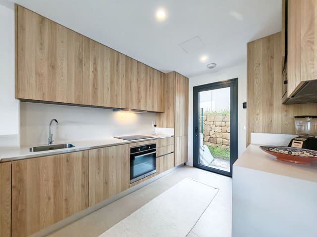 Pareado de 3 habitaciones en Estepona en venta - 785.000 € (Ref: 9796416)