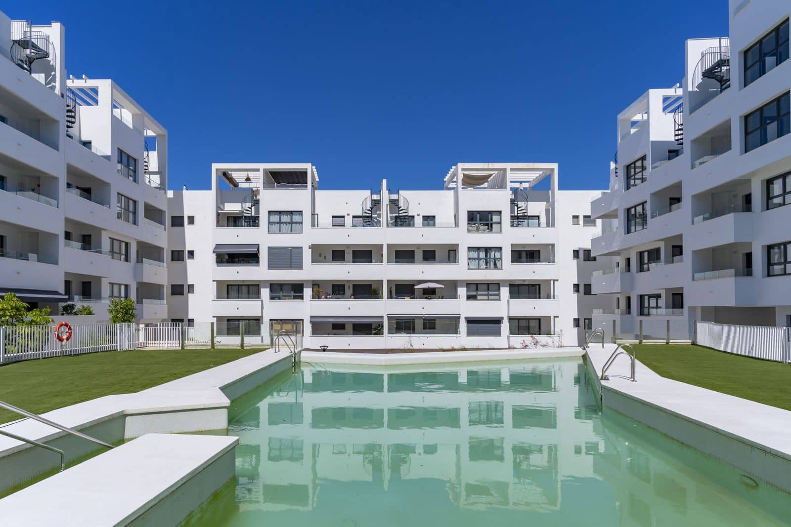 3 slaapkamer Penthouse te koop in Estepona - € 559.000 (Ref: 9796446)