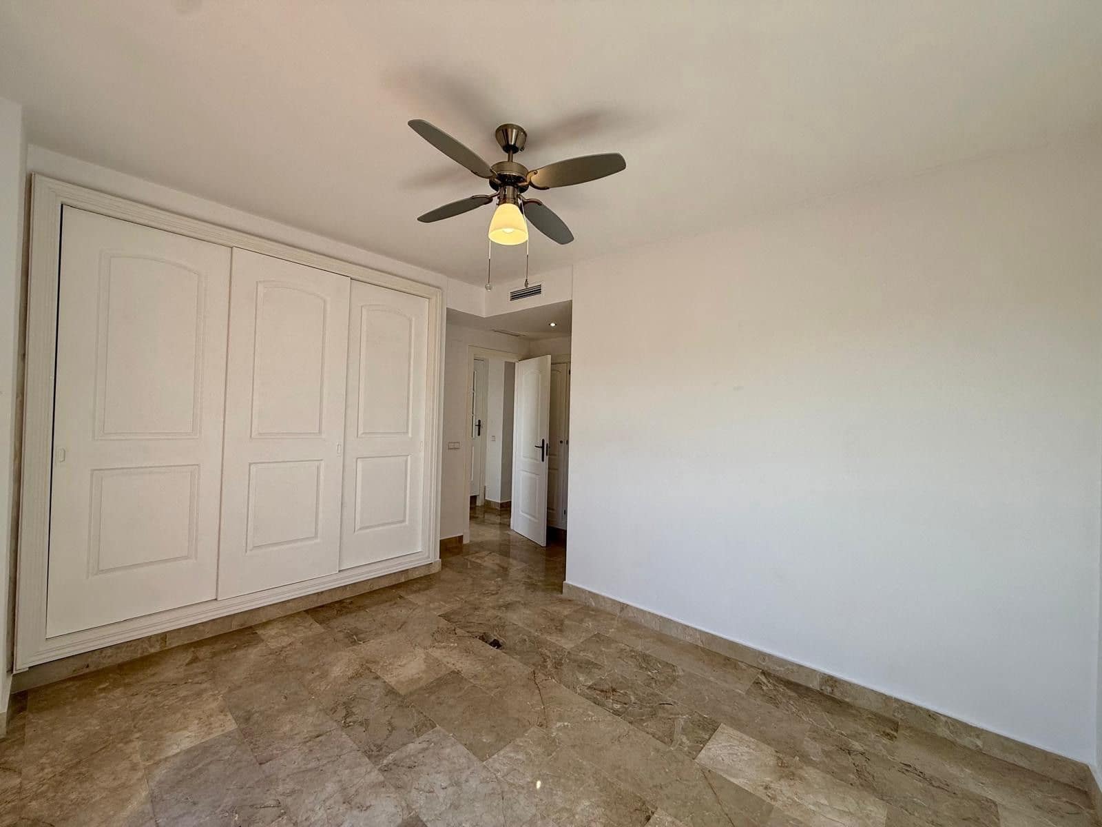 3 makuuhuone Kattohuoneisto myytävänä paikassa Estepona - 465 000 € (Ref: 9796489)