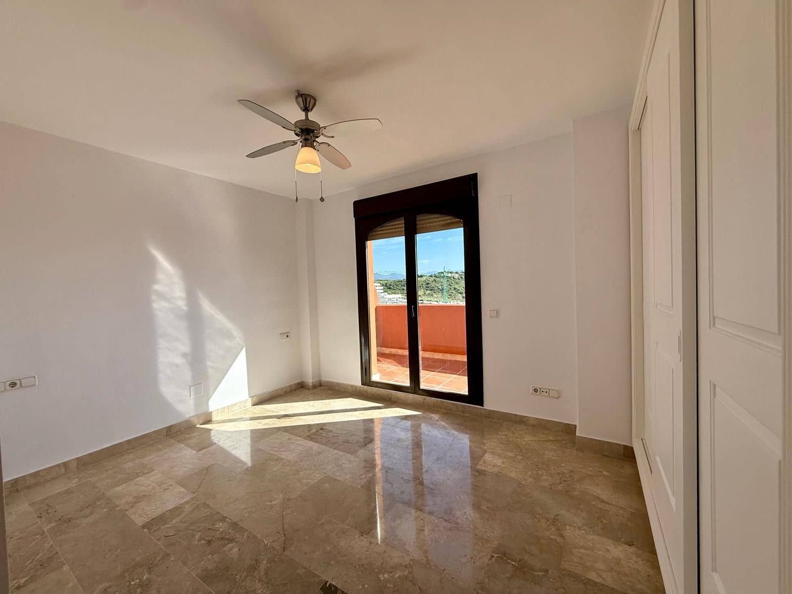 3 makuuhuone Kattohuoneisto myytävänä paikassa Estepona - 465 000 € (Ref: 9796489)