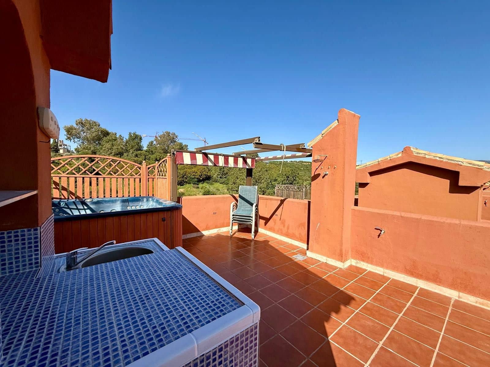 3 makuuhuone Kattohuoneisto myytävänä paikassa Estepona - 465 000 € (Ref: 9796489)