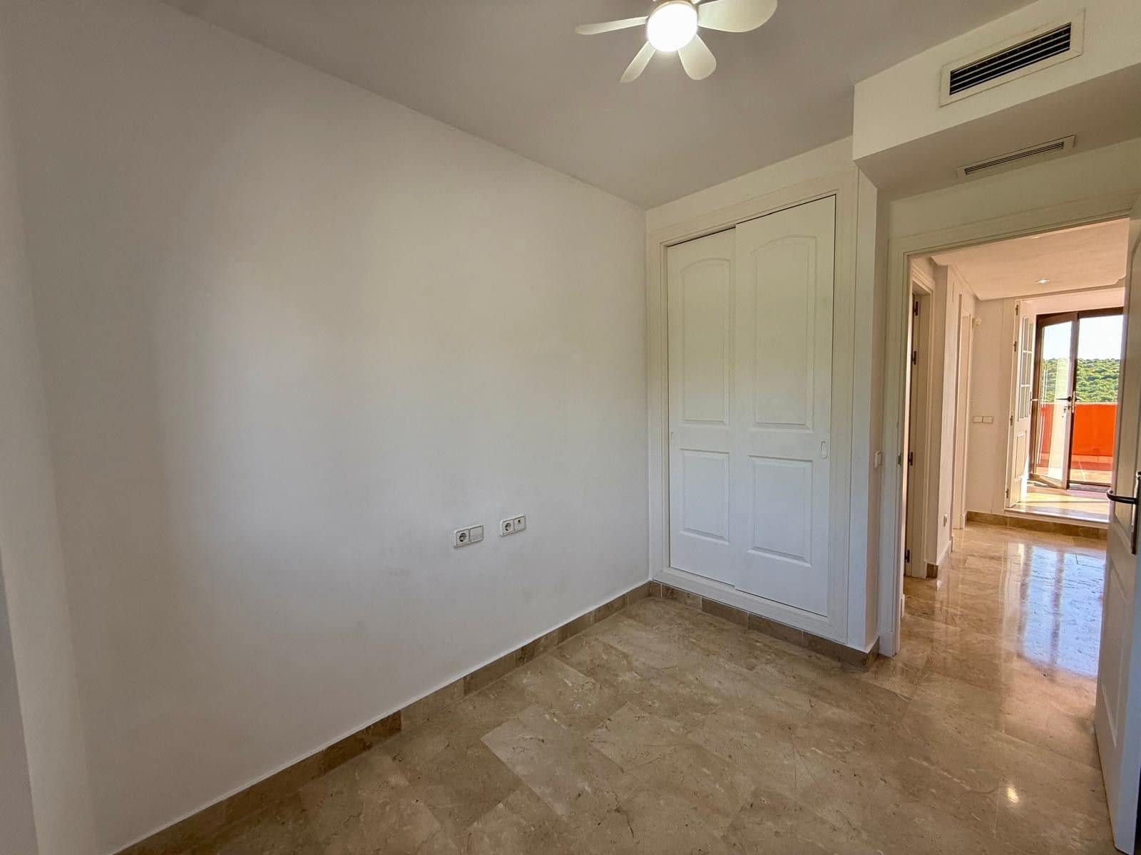 3 makuuhuone Kattohuoneisto myytävänä paikassa Estepona - 465 000 € (Ref: 9796489)