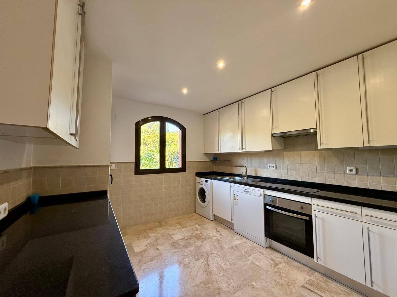 3 makuuhuone Kattohuoneisto myytävänä paikassa Estepona - 465 000 € (Ref: 9796489)