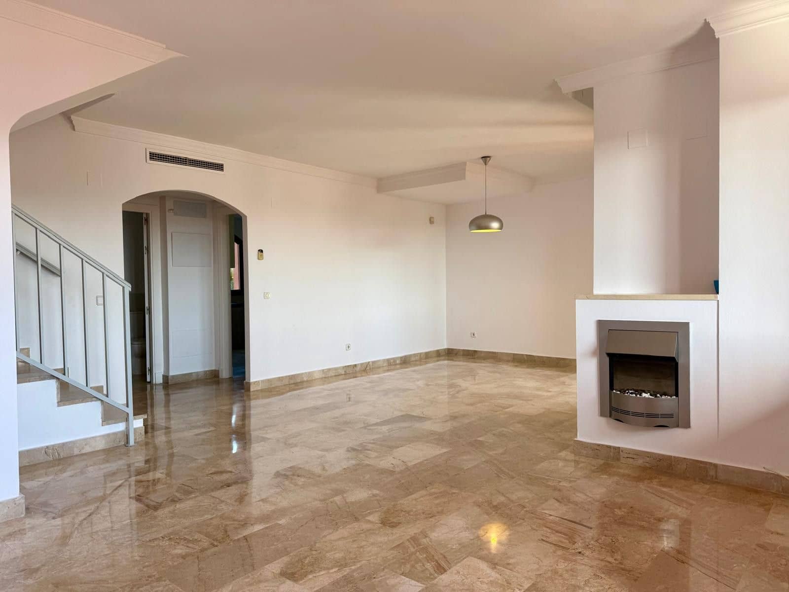 3 makuuhuone Kattohuoneisto myytävänä paikassa Estepona - 465 000 € (Ref: 9796489)