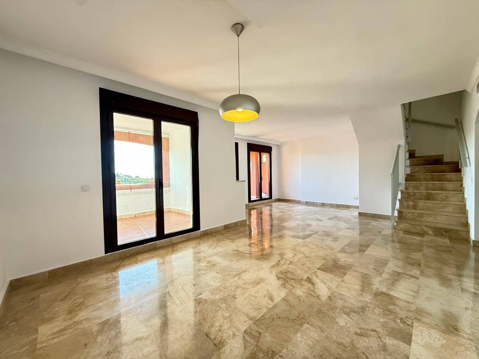 3 makuuhuone Kattohuoneisto myytävänä paikassa Estepona - 465 000 € (Ref: 9796489)