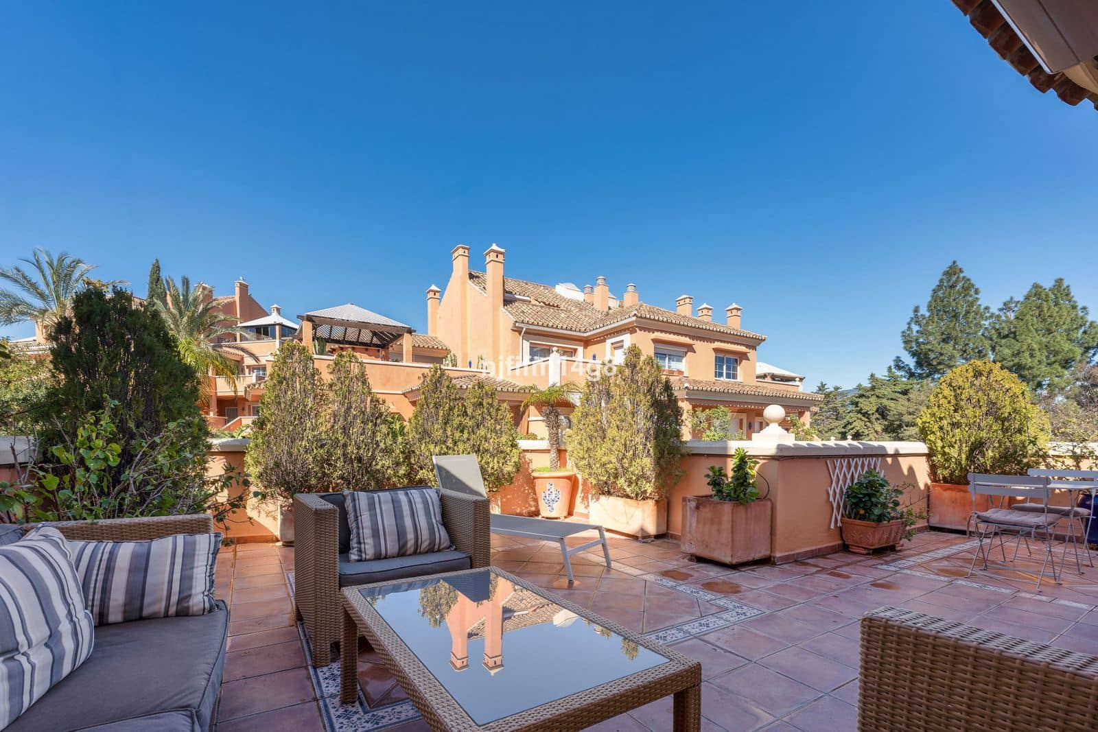 3 sovrum Takvåning till salu i Nueva Andalucia - 750 000 € (Ref: 9812019)