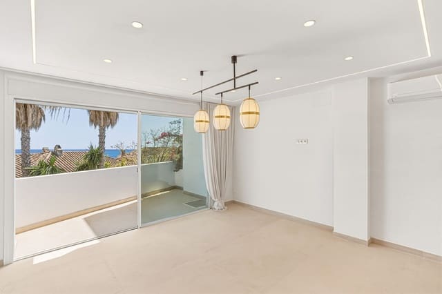 Casa de 4 habitaciones en Los Monteros, Marbella en venta - 950.000 € (Ref: 9812039)