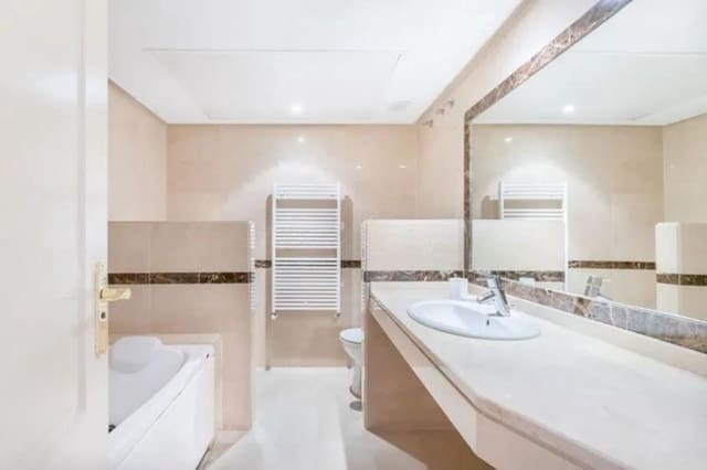 1 slaapkamer Appartement te koop in Marbella - € 465.000 (Ref: 9812042)