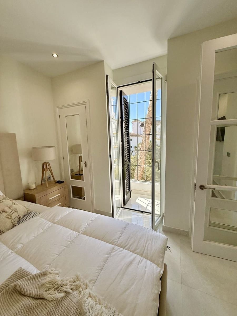 Apartamento de 2 habitaciones en Elviria en venta - 650.000 € (Ref: 9812064)