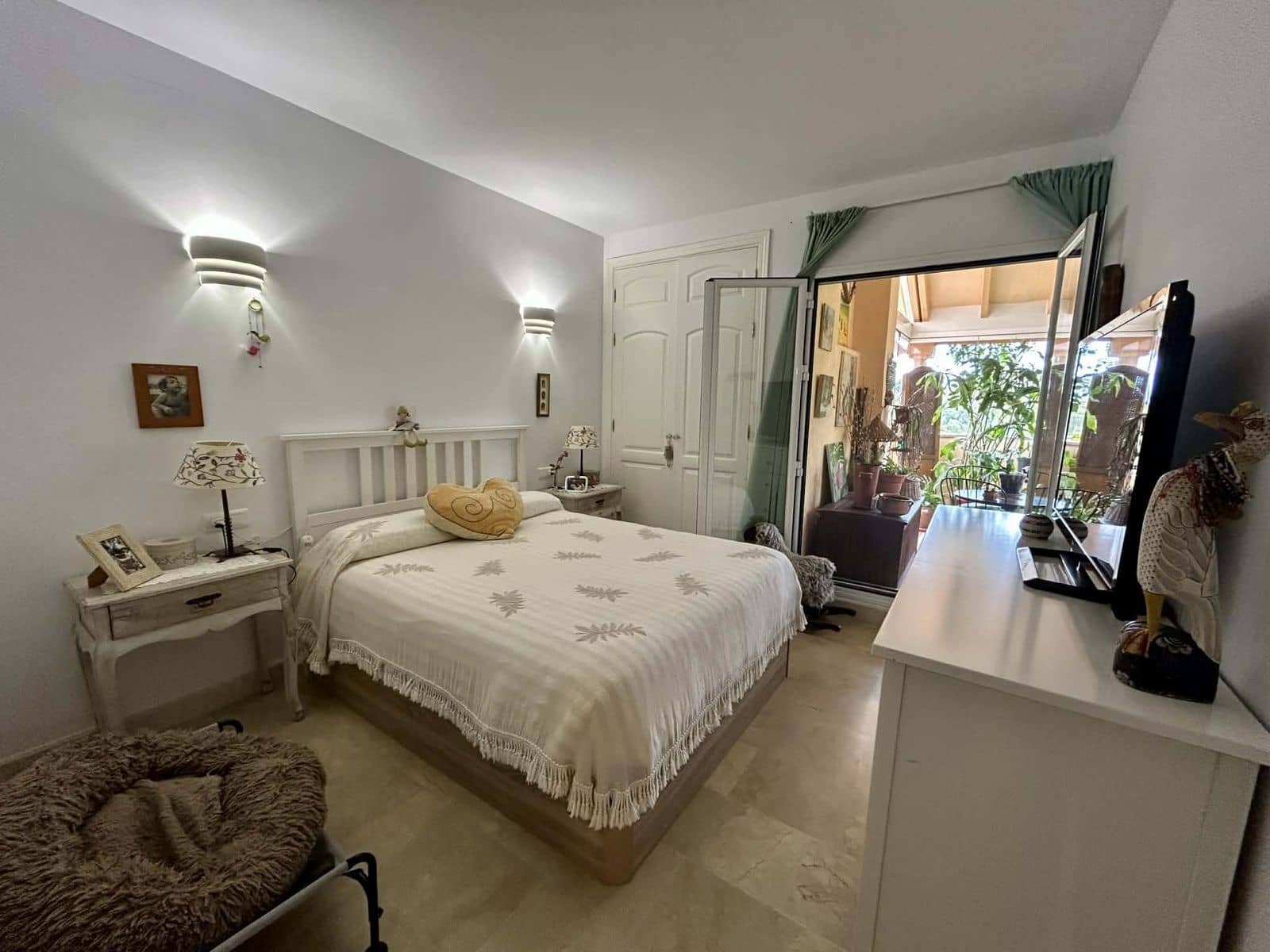 2 bedroom Apartment for sale in Elviria - € 374,000 (Ref: 9812081)