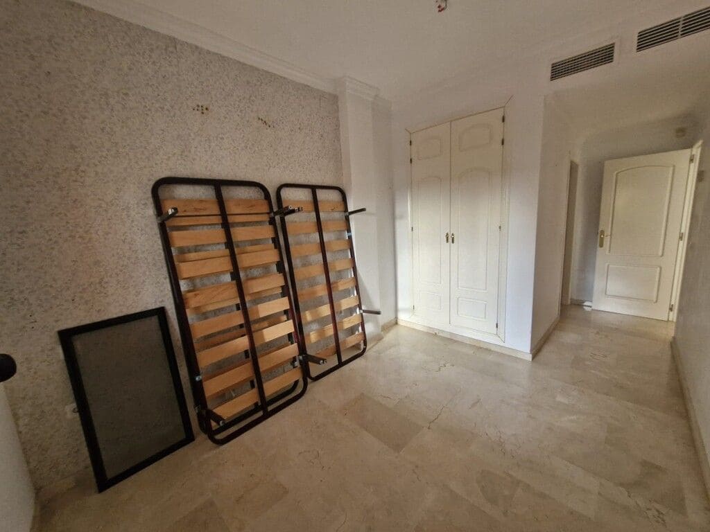 2 bedroom Apartment for sale in Elviria - € 335,000 (Ref: 9812087)