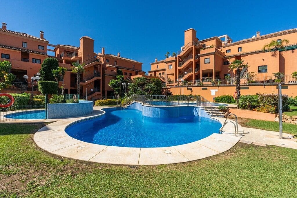 2 bedroom Apartment for sale in Elviria - € 335,000 (Ref: 9812087)