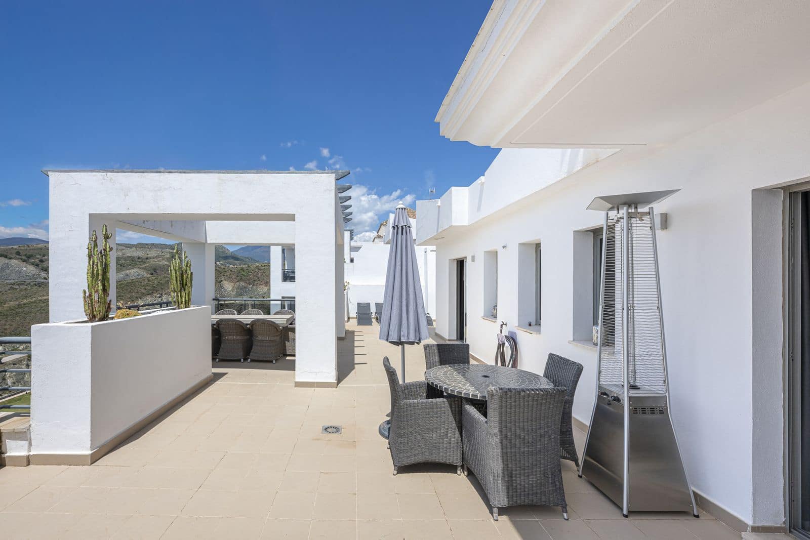 3 bedroom Penthouse for sale in Benahavis - € 975,000 (Ref: 9812099)