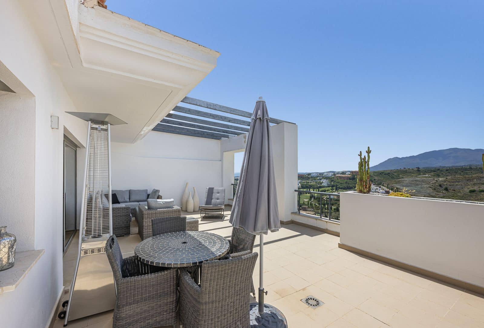 3 bedroom Penthouse for sale in Benahavis - € 975,000 (Ref: 9812099)
