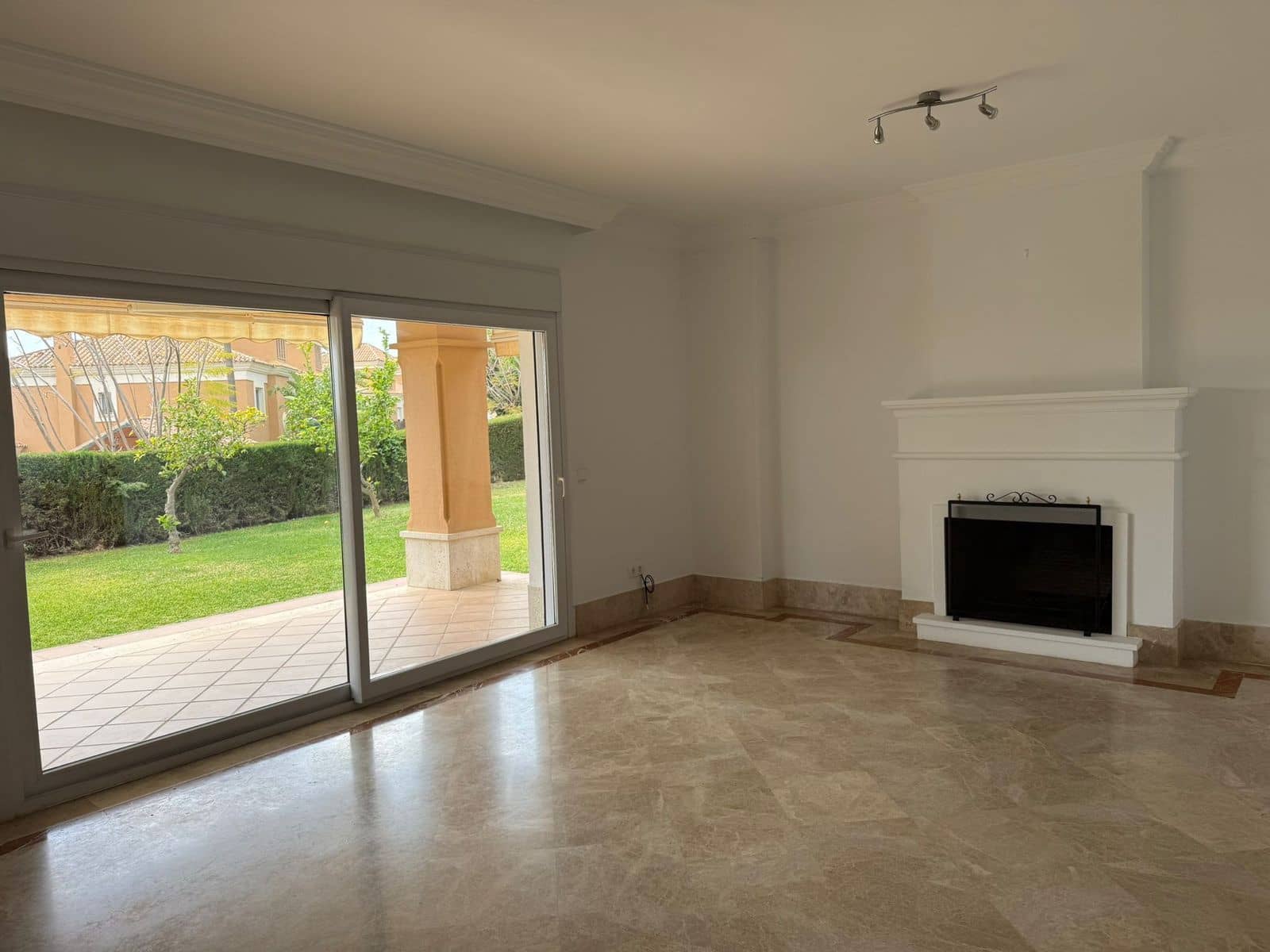 3 bedroom Townhouse for sale in Marbella - € 1,100,000 (Ref: 9812131)