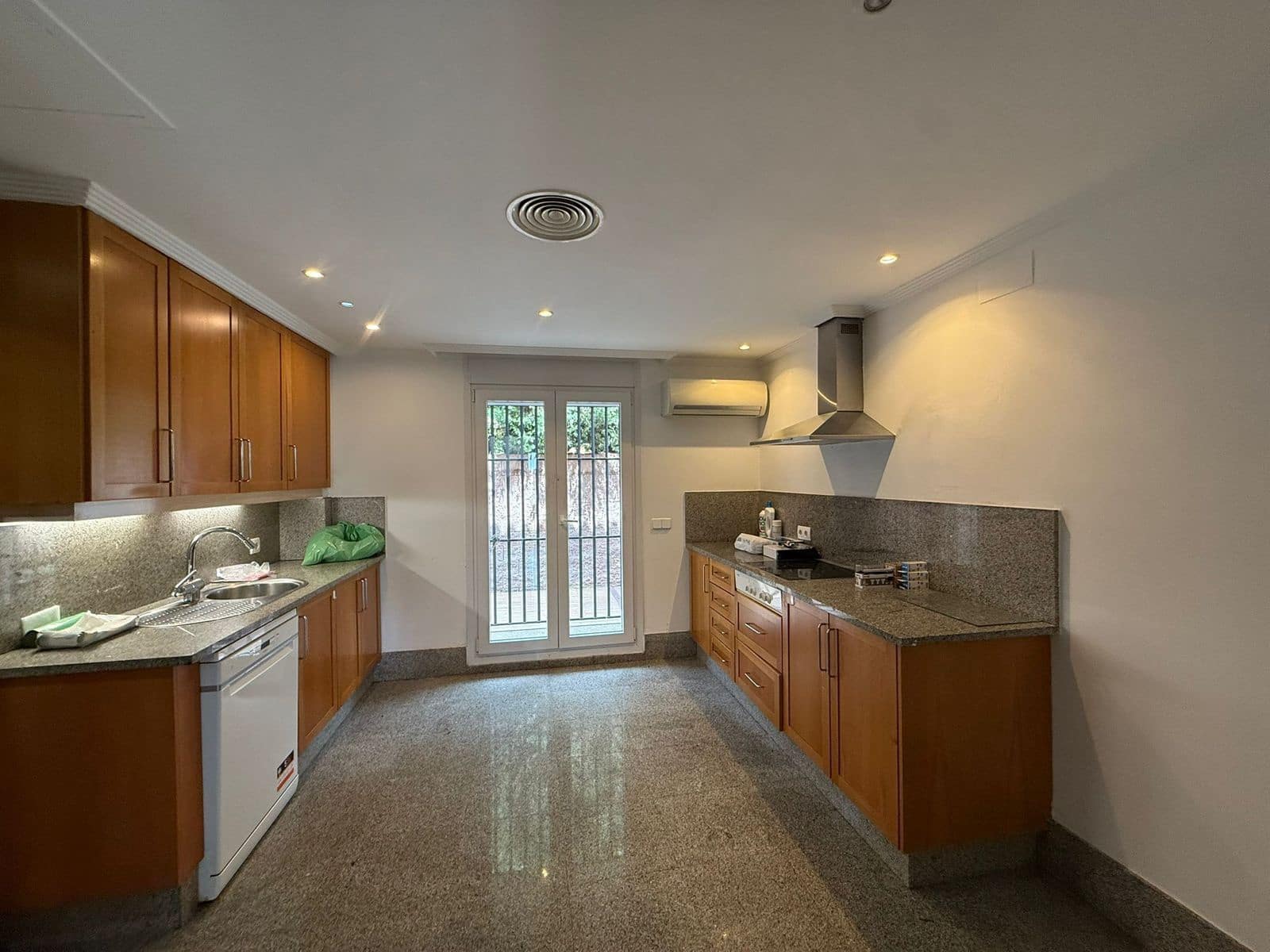 3 bedroom Townhouse for sale in Marbella - € 1,100,000 (Ref: 9812131)