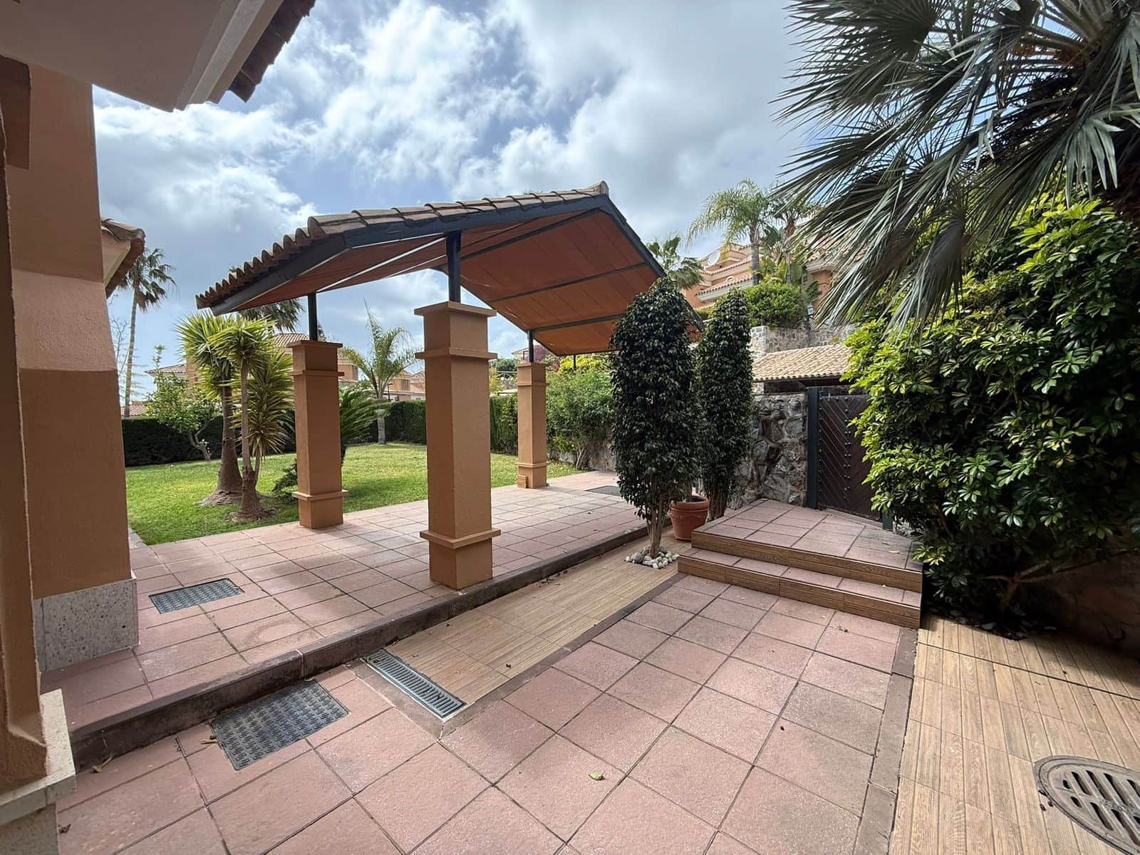 3 bedroom Townhouse for sale in Marbella - € 1,100,000 (Ref: 9812131)