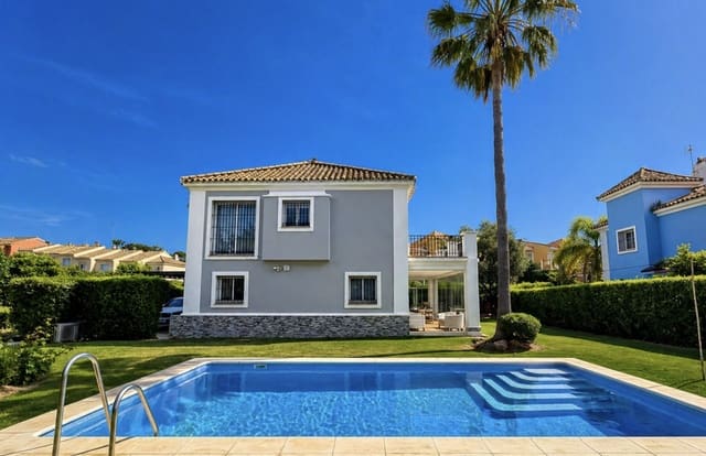 4 slaapkamer Villa te koop in La Duquesa / Puerto de la Duquesa, Manilva - € 895.000 (Ref: 9812132)