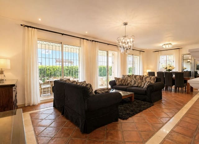 4 slaapkamer Villa te koop in La Duquesa / Puerto de la Duquesa, Manilva - € 895.000 (Ref: 9812132)