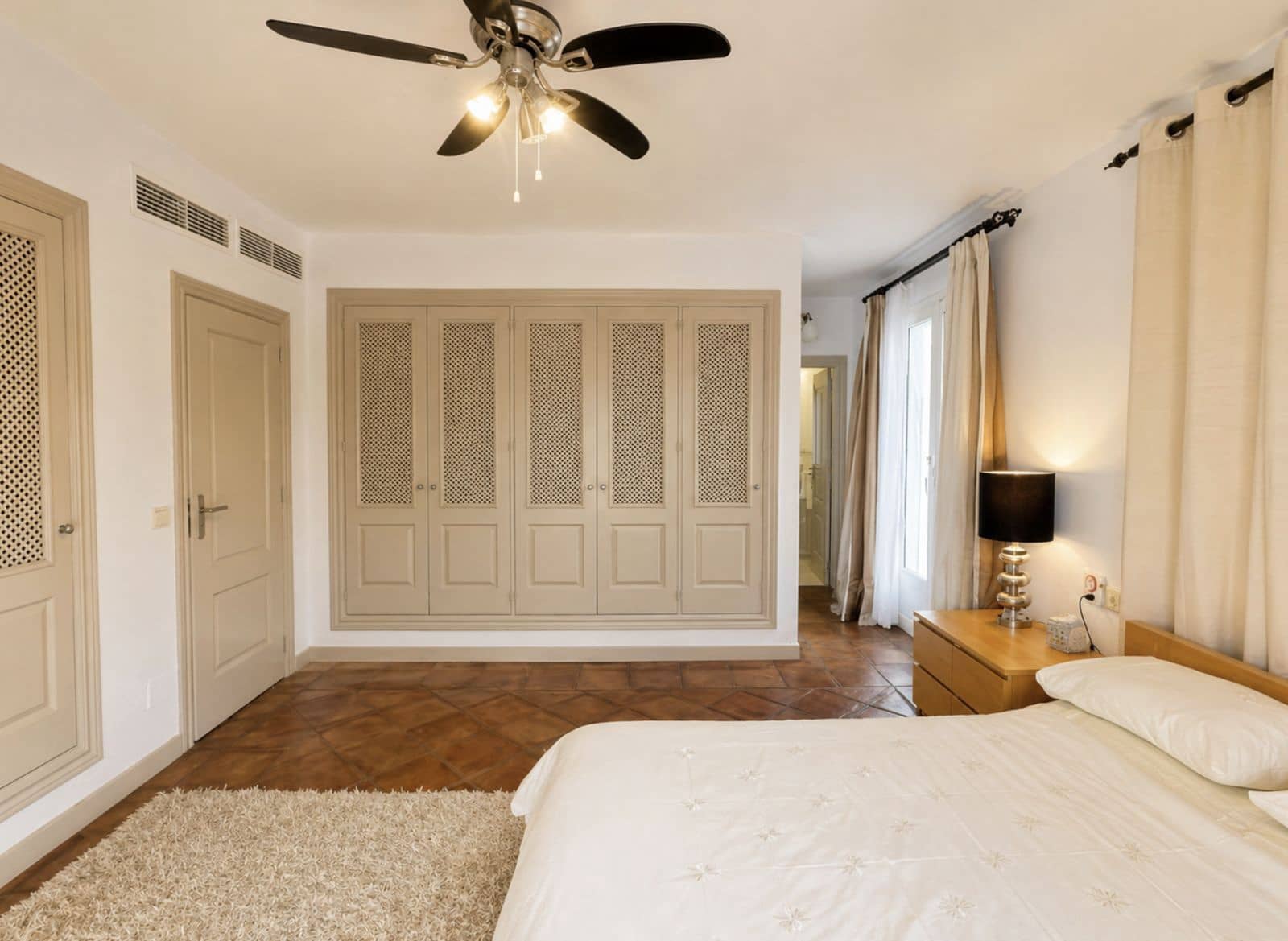 4 slaapkamer Villa te koop in La Duquesa / Puerto de la Duquesa - € 895.000 (Ref: 9812132)