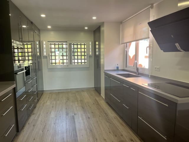 3 bedroom Apartment for sale in Atalaya-Isdabe, Estepona - € 950,000 (Ref: 9812163)
