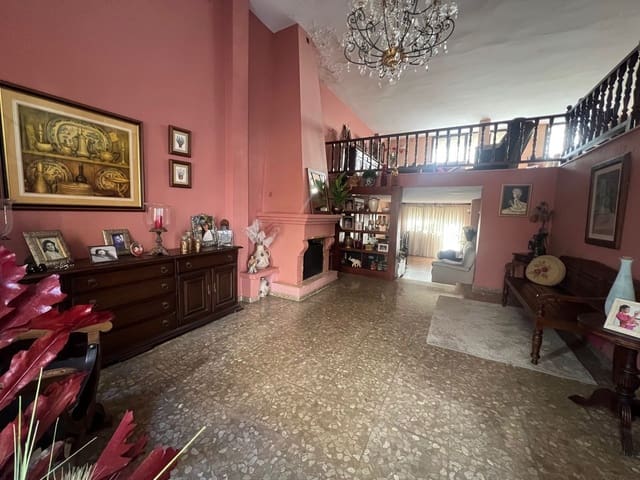 6 sovrum Semi-fristående Villa till salu i Estepona - 620 000 € (Ref: 9812177)