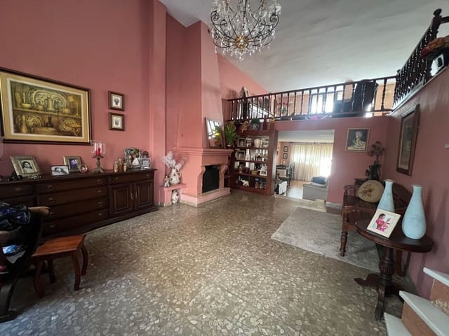 6 sovrum Semi-fristående Villa till salu i Estepona - 620 000 € (Ref: 9812177)