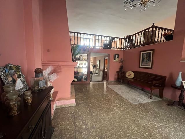 6 sovrum Semi-fristående Villa till salu i Estepona - 620 000 € (Ref: 9812177)