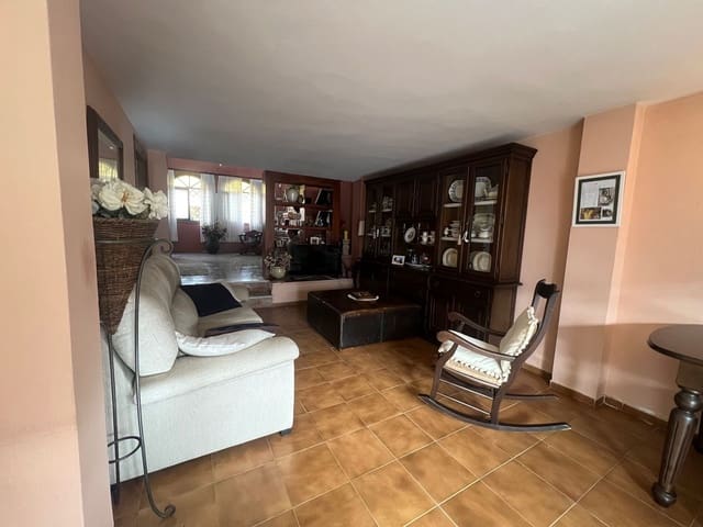6 sovrum Semi-fristående Villa till salu i Estepona - 620 000 € (Ref: 9812177)