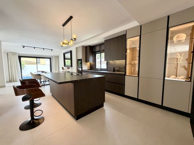 5 chambre Villa/Maison à vendre à Puerto Banus, Marbella - 2 200 000 € (Ref: 9812178)