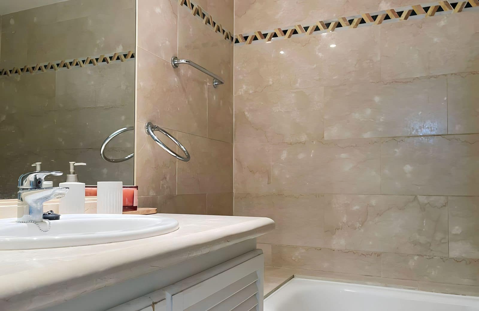 Apartamento de 2 habitaciones en Nueva Andalucia en venta - 525.000 € (Ref: 9812191)