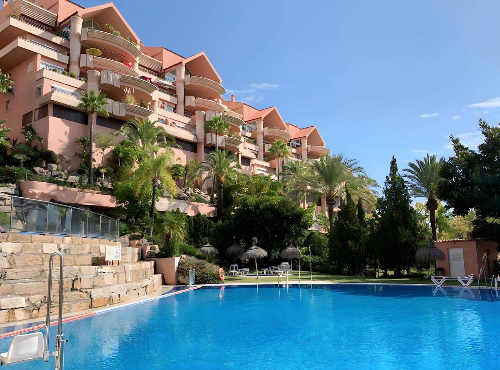Apartamento de 2 habitaciones en Nueva Andalucia en venta - 525.000 € (Ref: 9812191)
