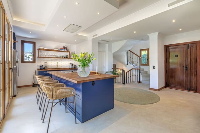 4 soveværelse Villa til salg i Estepona - € 1.690.000 (Ref: 9812205)