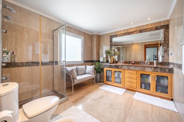 3 bedroom Apartment for sale in Puerto Banus, Marbella - € 2,300,000 (Ref: 9812210)