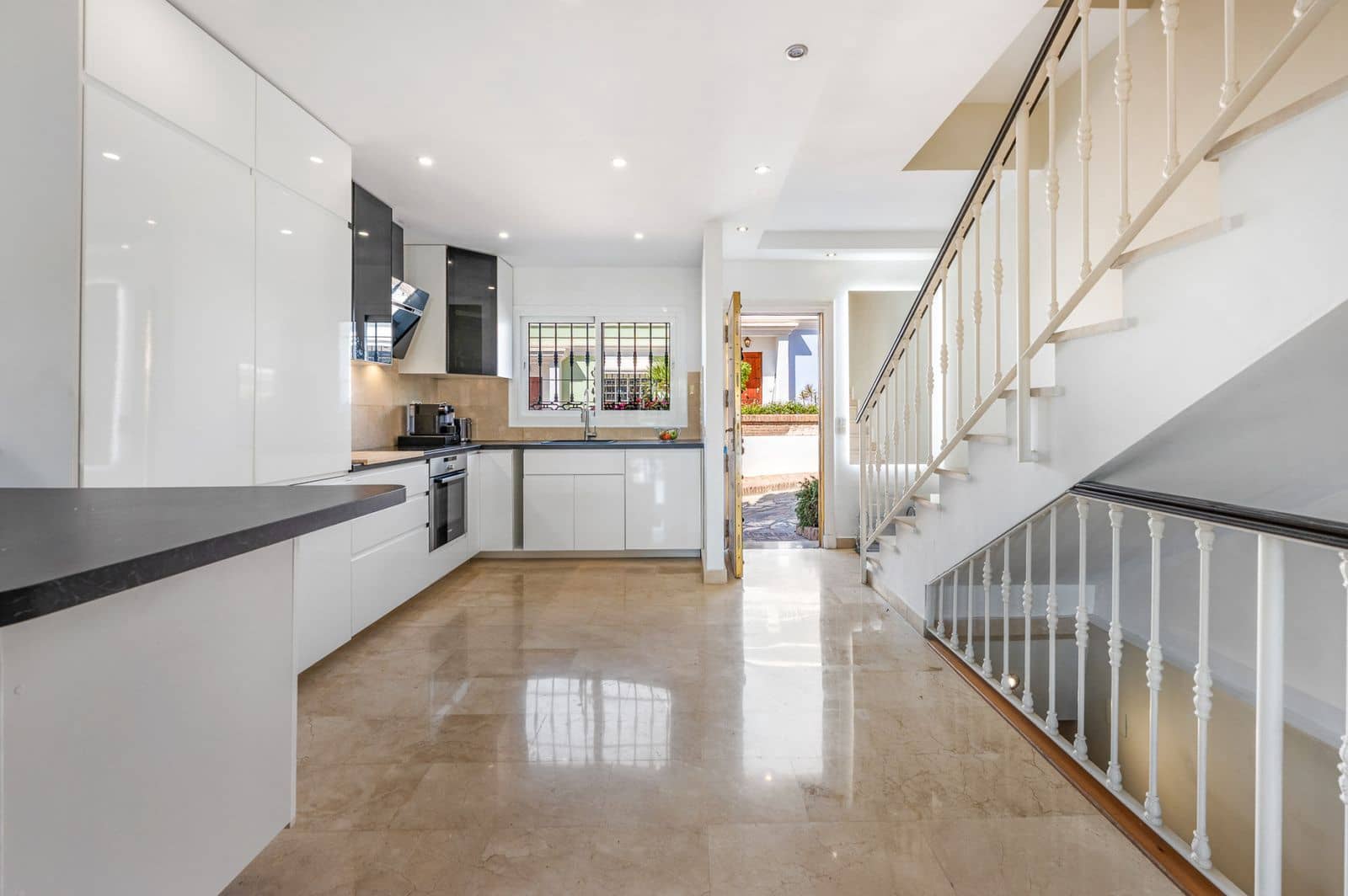 3 quarto Casa em Banda para venda em Nueva Andalucia - 825 000 € (Ref: 9822505)