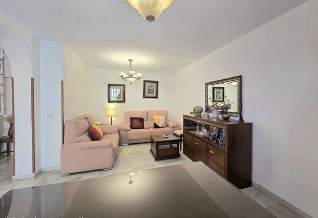 Pareado de 4 habitaciones en Torremolinos en venta - 550.000 € (Ref: 9822508)