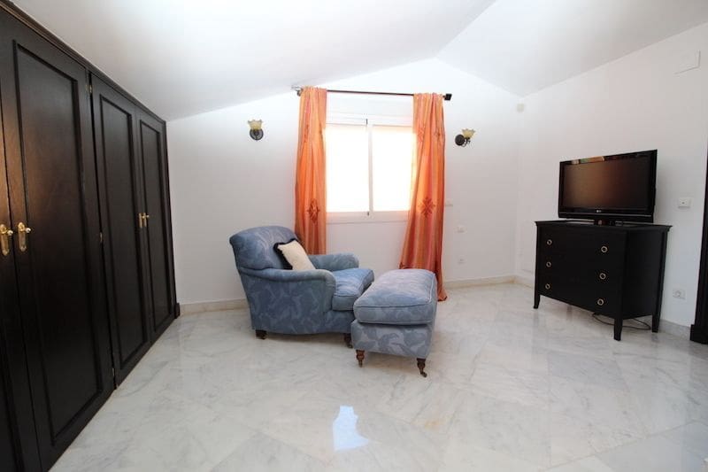 4 chambre Villa/Maison Semi-Mitoyenne à vendre à Golden Mile - 1 600 000 € (Ref: 9822524)