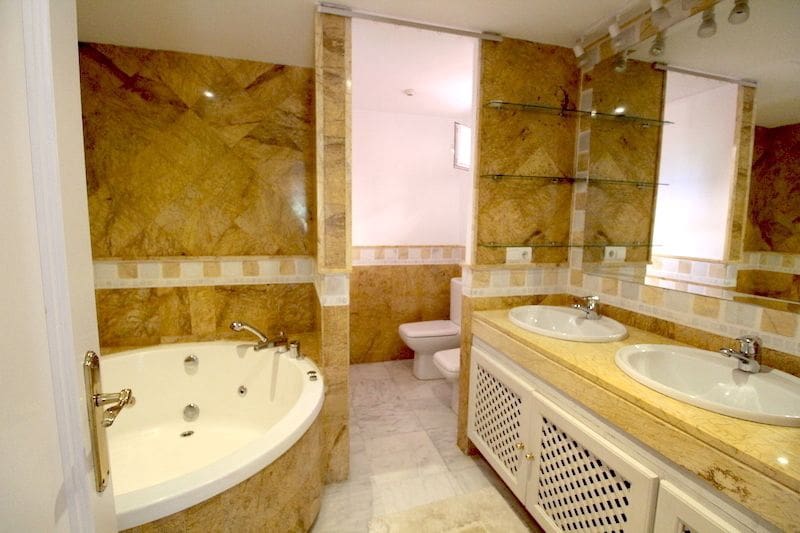 4 chambre Villa/Maison Semi-Mitoyenne à vendre à Golden Mile - 1 600 000 € (Ref: 9822524)