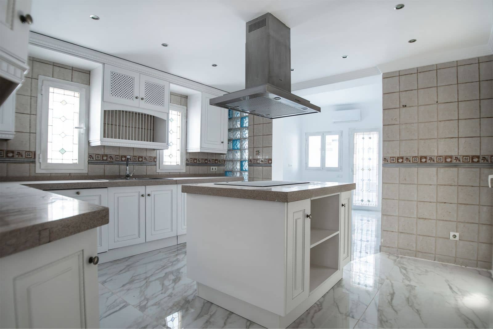 4 bedroom Villa for sale in Nueva Andalucia - € 2,850,000 (Ref: 9830903)
