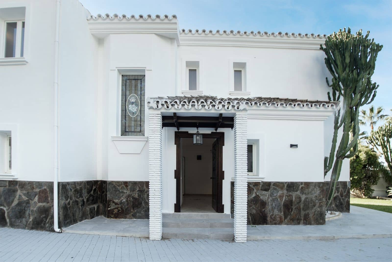 4 bedroom Villa for sale in Nueva Andalucia - € 2,850,000 (Ref: 9830903)